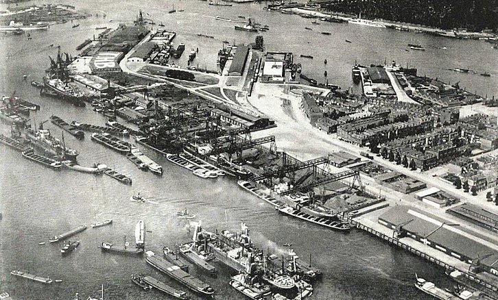 Aerial view of Katendrecht in Rotterdam in 1923.