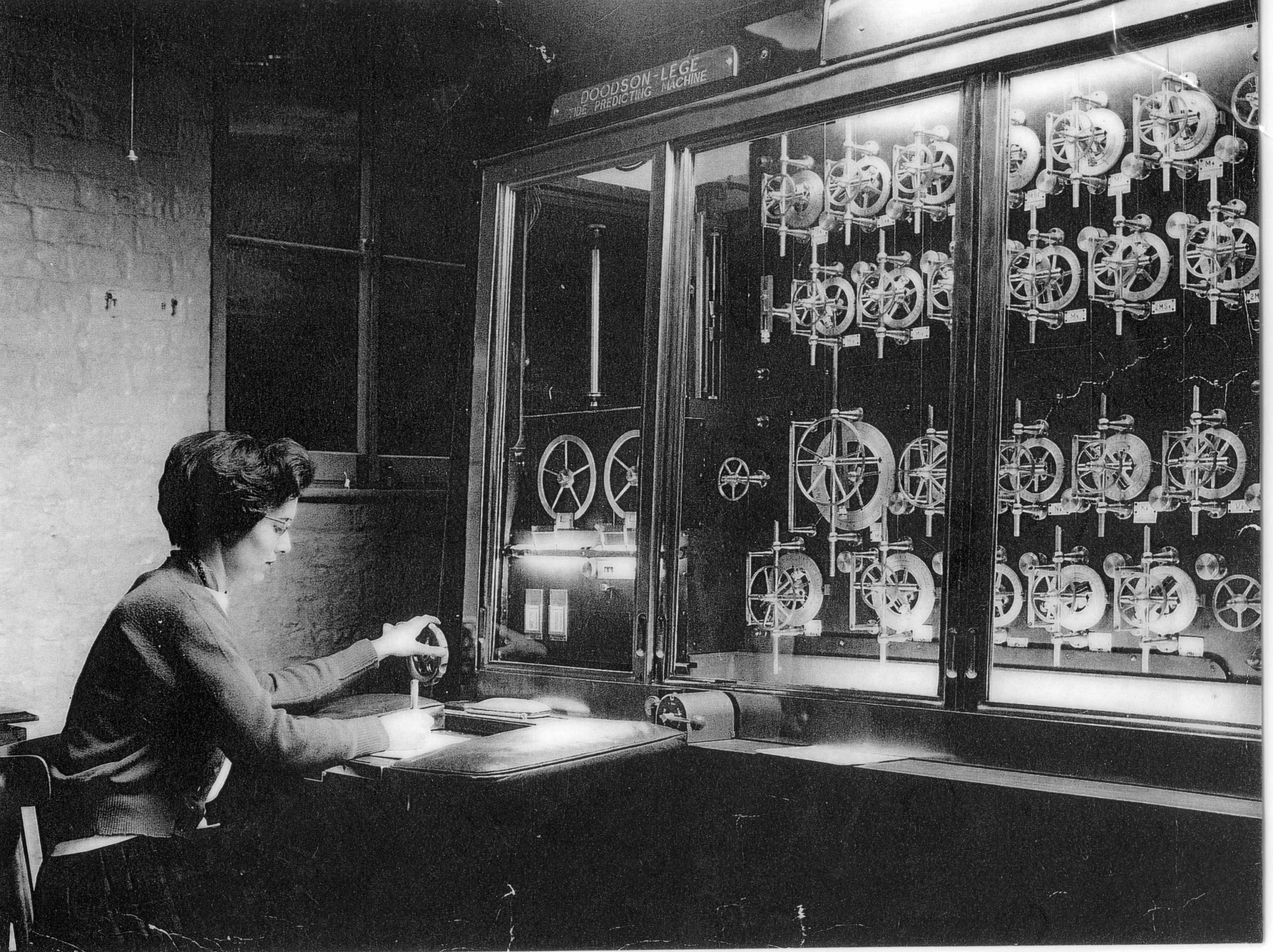Tide Predictors: The Surprising Analog Computers That Helped Win WW2