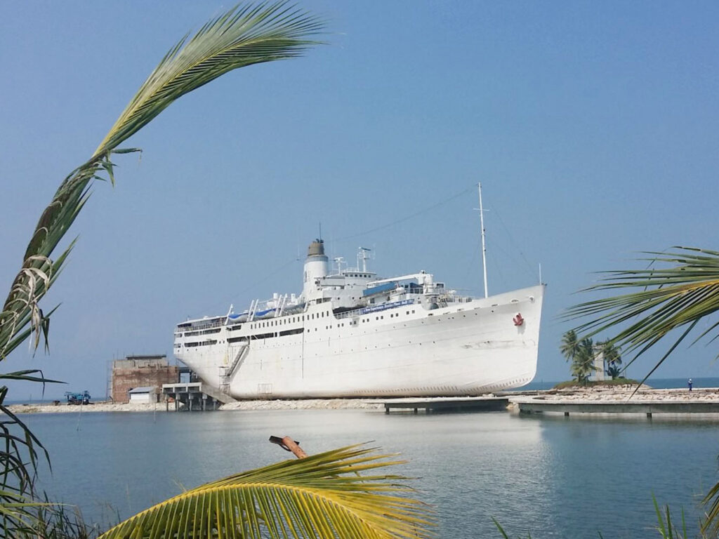 Doulos Phos The Ship Hotel