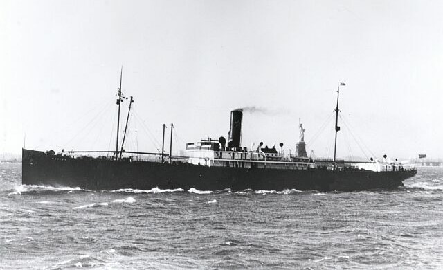 The SS Medina passing by the Statue of Liberty. (Source: SS Maritime)